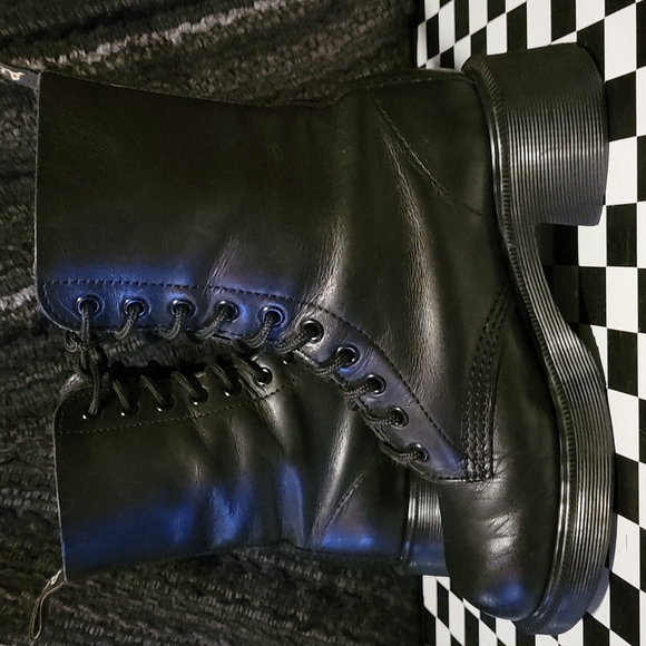 *SOLD* Made in England Dr. Martens Boots - Picture 5 of 12
